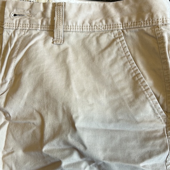 Old Navy women’s perfect 5” shorts favorite khakis 12. Excellent condition - Picture 3 of 4